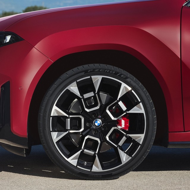 De BMW iX4 is de sportievere SUV-coupéachtige tegenhanger van de iX3. Met dezelfde accu komt hij tot 23 km verder, maar levert hij ruimte in.