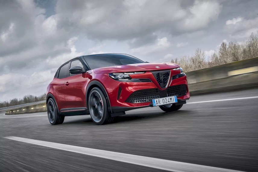 Peugeot e-208 GTi, Opel Corsa GSE, Lancia Ypsilon HF, Abarth 600e Competizione en Alfa Romeo Junior Veloce delen veel techniek, maar kiezen elk een ander karakter.
