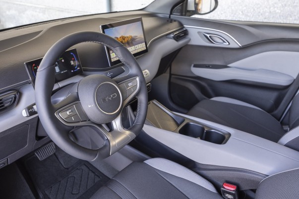 De BYD Dolphin Surf krijgt een vijfzitsversie, grotere schermen en meer comfort. De vernieuwde elektrische hatchback is te zien op de Autosalon van Parijs.