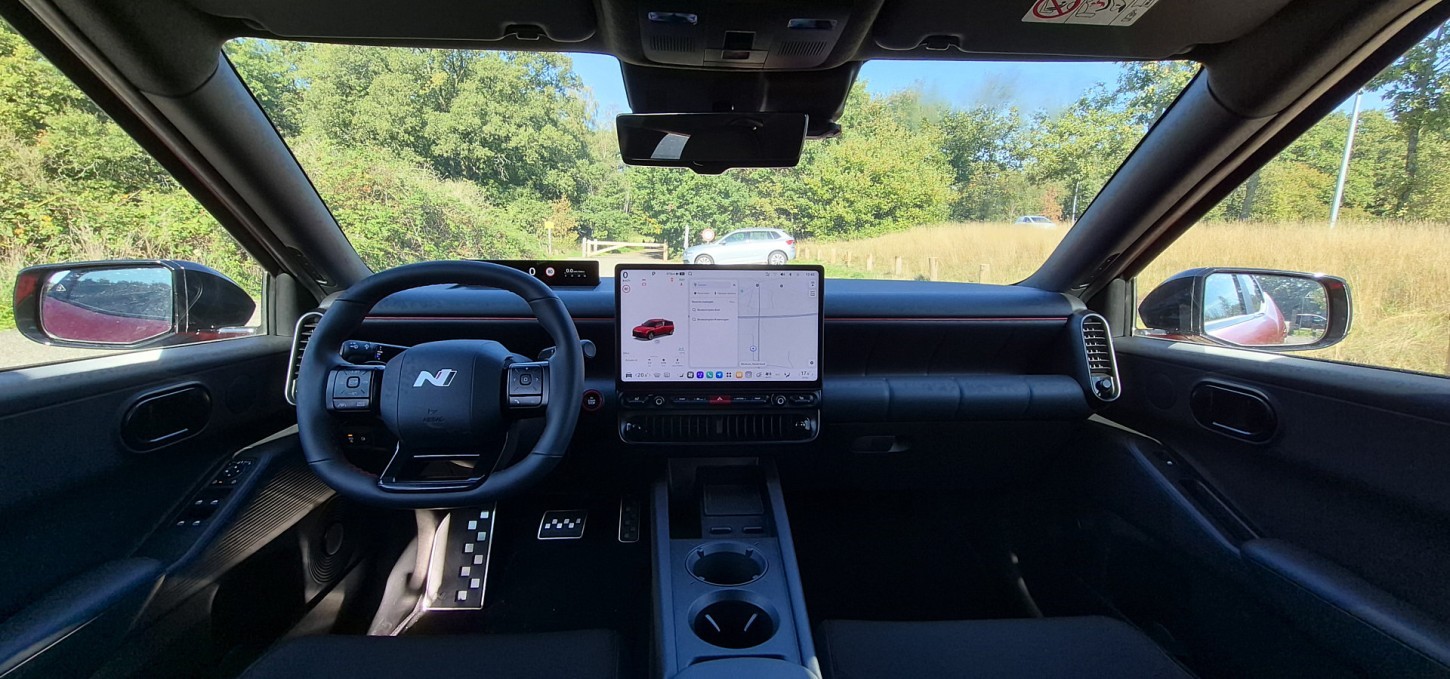 De Hyundai Ioniq 3 start bij € 27.995 en haalt tot 499 km WLTP. Onze eerste rij-indruk: stil en comfortabel, maar de N Line Evo is behoorlijk prijzig.