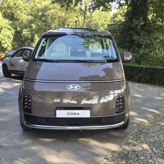 Hyundai Staria Electric Passenger vanaf € 56.995: 9 zitplaatsen, 430 km én 800 volt - foto 4