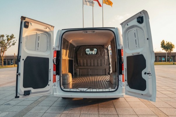 Farizon V7E versus Ford Transit City - foto 3