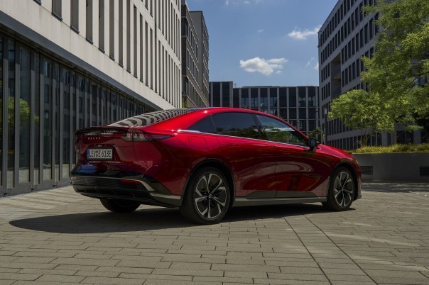 Mazda geeft de Mazda6e één 78 kWh-LFP-accu met 560 km WLTP en 200 kW snelladen. Ook daalt de vanafprijs voor modeljaar 2027 naar € 40.990.