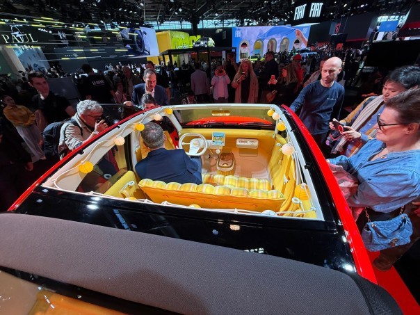 Citroën toont de elektrische 2CV Concept: 3,76 meter lang, met circa 1.000 kilo als streefgewicht. De productieversie moet uiterlijk in 2028 volgen.