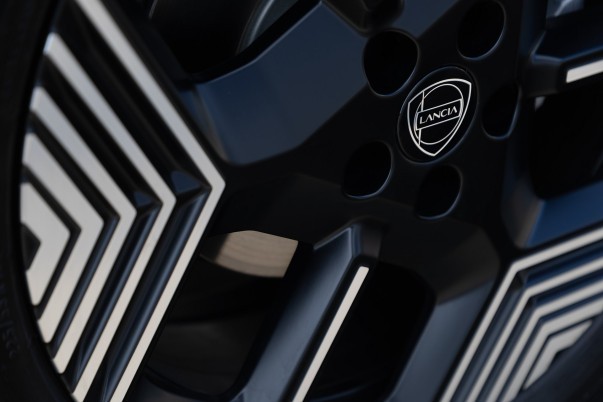 De elektrische Lancia Gamma kost vanaf € 51.950 en komt begin 2027 naar Nederland. De Long Range krijgt een accu van 97,2 kWh en haalt 741 km WLTP.