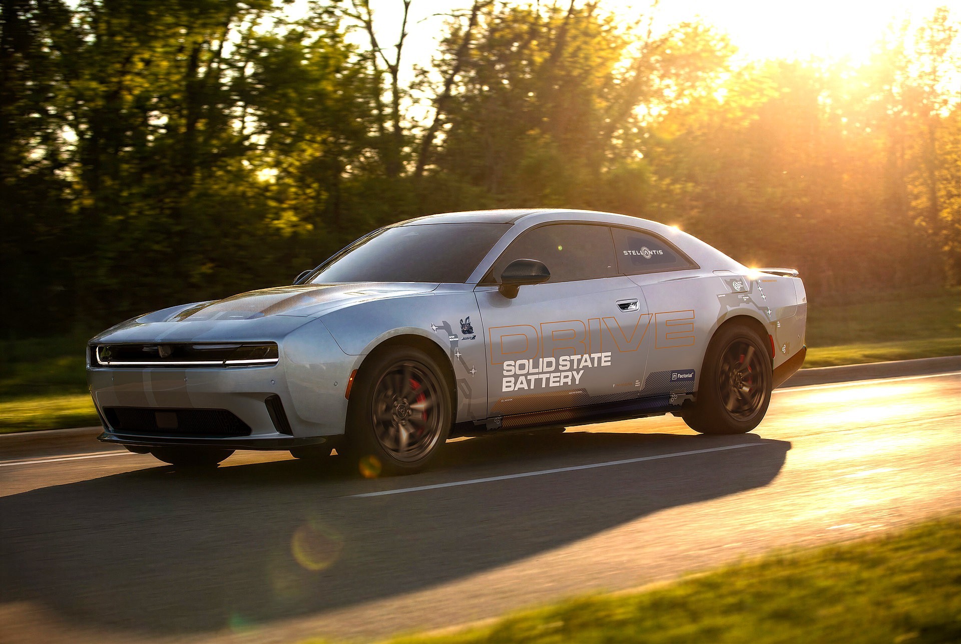 Stellantis start rijtesten met solid-state accu in Dodge Charger Daytona