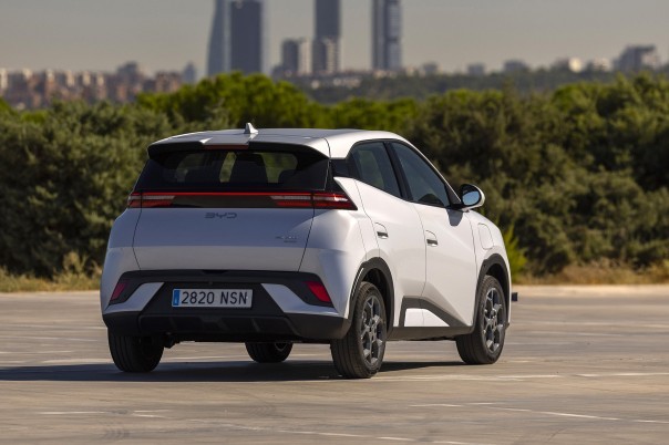 De BYD Dolphin Surf krijgt een vijfzitsversie, grotere schermen en meer comfort. De vernieuwde elektrische hatchback is te zien op de Autosalon van Parijs.