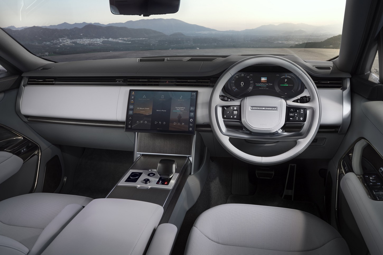 De Range Rover Electric kost van € 166.027 tot € 332.304. We vergelijken de EV450 en EV550, de luxe-uitvoeringen en de bijzondere accutechniek.