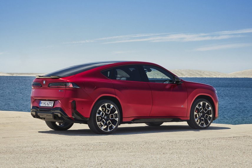 De BMW iX4 is de sportievere SUV-coupéachtige tegenhanger van de iX3. Met dezelfde accu komt hij tot 23 km verder, maar levert hij ruimte in.