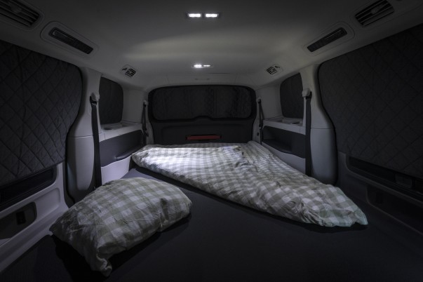Volkswagen Bedrijfswagens introduceert een Good-Night pakket voor de ID. Buzz, met bed, overnachtingsmodus en V2L. De prijs begint bij 2.600 euro.