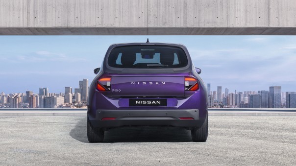 De Nissan Pixo krijgt een LFP-accu van 27,5 kWh en standaard 50 kW snelladen. Hoe verhoudt hij zich tot de Twingo en Spring? De Nederlandse prijs ontbreekt nog.