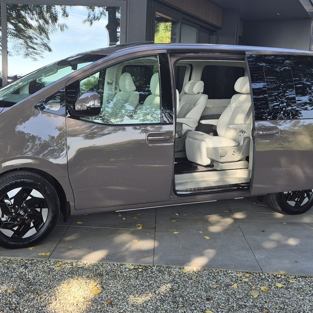 Hyundai Staria Electric Passenger vanaf € 56.995: 9 zitplaatsen, 430 km én 800 volt - foto 1