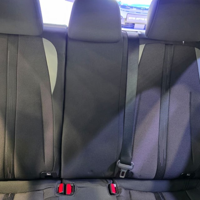 De BYD Dolphin Surf krijgt een vijfzitsversie, grotere schermen en meer comfort. De vernieuwde elektrische hatchback is te zien op de Autosalon van Parijs.