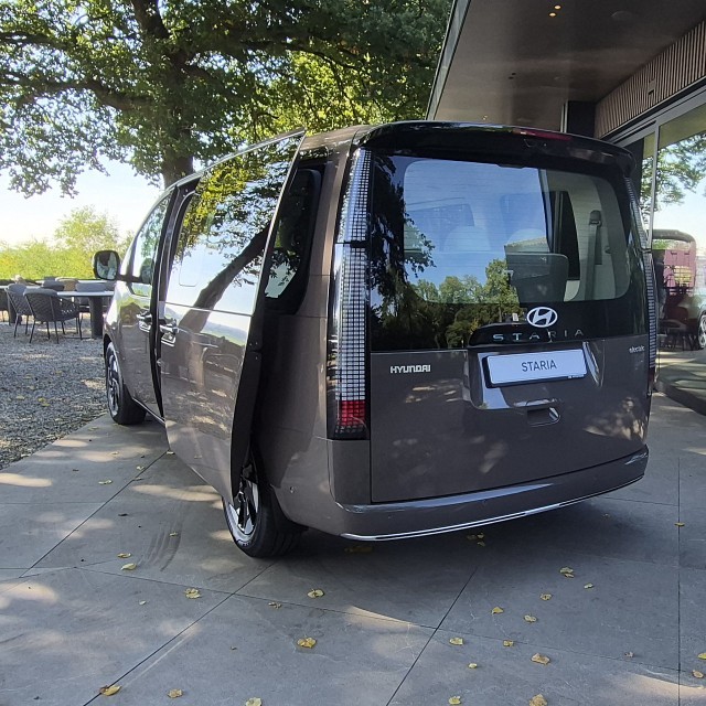 Hyundai Staria Electric Passenger vanaf € 56.995: 9 zitplaatsen, 430 km én 800 volt - foto 2