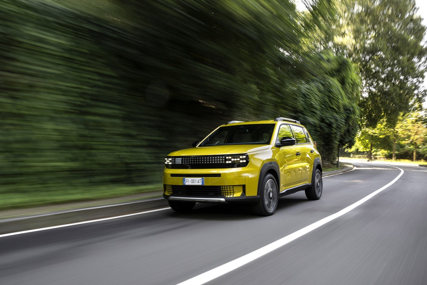 De Fiat Grande Panda Electric krijgt een 54 kWh-accu en 400 kilometer WLTP-actieradius. De nieuwe vanafprijs van € 27.499 vraagt om een nadere vergelijking.