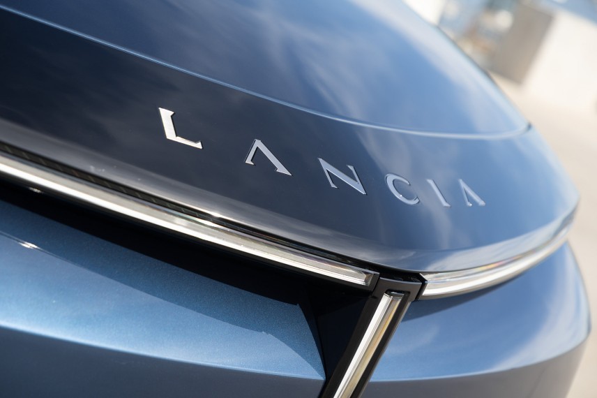 De elektrische Lancia Gamma kost vanaf € 51.950 en komt begin 2027 naar Nederland. De Long Range krijgt een accu van 97,2 kWh en haalt 741 km WLTP.