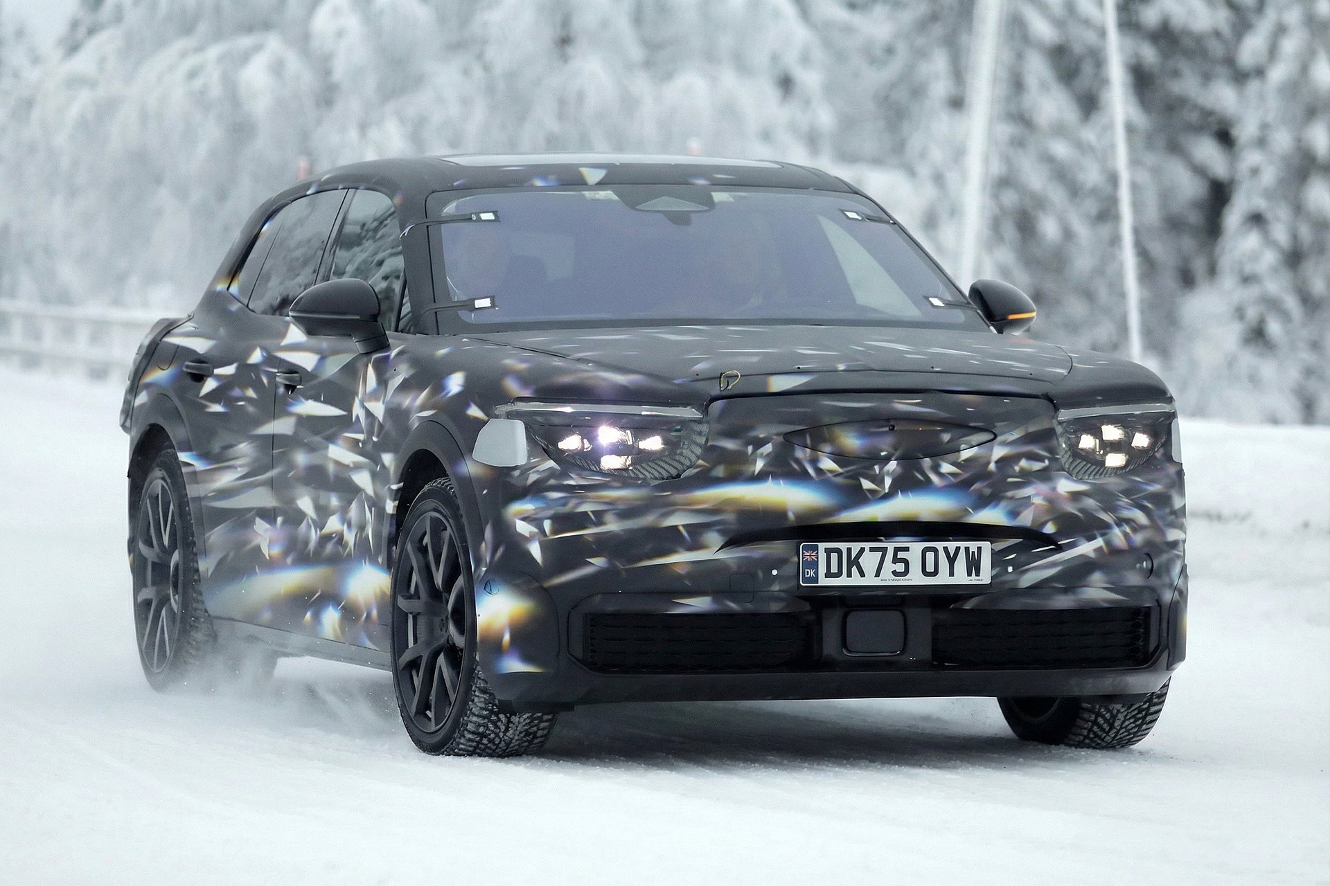 Bentley’s elektrische SUV gespot tijdens winterse testrit