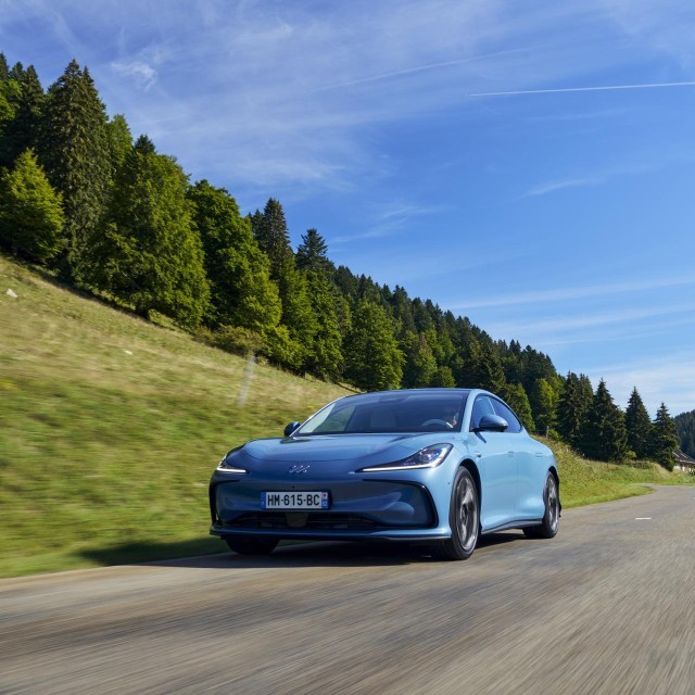 MG maakt de Nederlandse prijzen van de IM5 en IM6 bekend. De nieuwe 75 kWh-instappers beginnen bij €48.799 en laden met maximaal 153 kW.