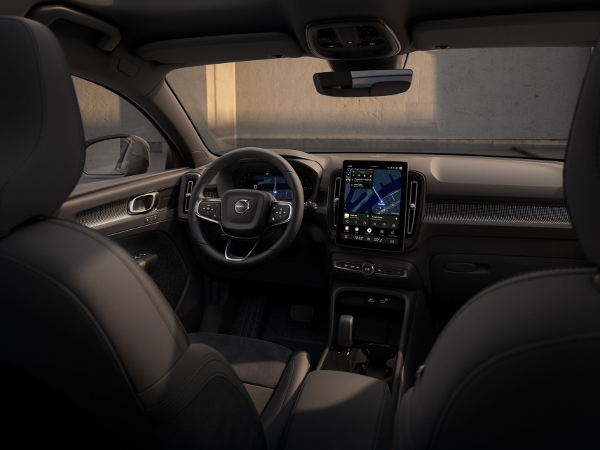 De vernieuwde Volvo EX40 en EC40 worden € 2.000 goedkoper en krijgen tegelijk meer veiligheidsvoorzieningen en andere standaarduitrusting.