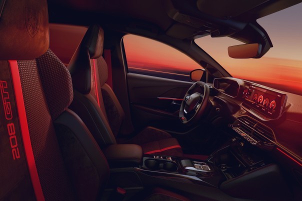 Peugeot e-208 GTi, Opel Corsa GSE, Lancia Ypsilon HF, Abarth 600e Competizione en Alfa Romeo Junior Veloce delen veel techniek, maar kiezen elk een ander karakter.