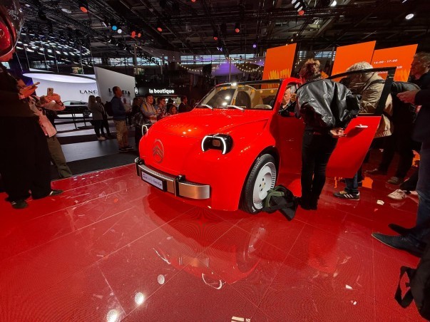 Citroën toont de elektrische 2CV Concept: 3,76 meter lang, met circa 1.000 kilo als streefgewicht. De productieversie moet uiterlijk in 2028 volgen.
