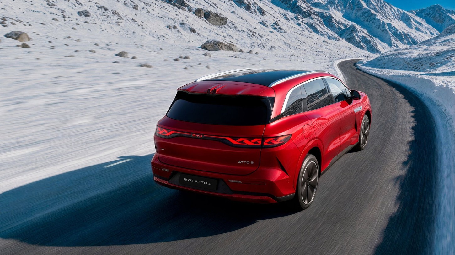De BYD Atto 8 komt begin 2027 naar Nederland, met zeven zitplaatsen, een accu van 115 kWh en tot 653 kilometer WLTP. Ook Flash Charging is aan boord.