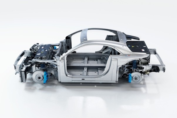 Alpine laat de A110 Future zien, de ontwikkelingsauto voor de elektrische A110. APP, 2 accupakketten, 800V-techniek en 2 elektromotoren achter geven de technische richting aan.