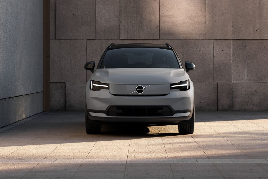 De vernieuwde Volvo EX40 en EC40 worden € 2.000 goedkoper en krijgen tegelijk meer veiligheidsvoorzieningen en andere standaarduitrusting.