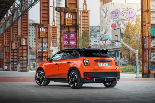 Peugeot e-208 GTi, Opel Corsa GSE, Lancia Ypsilon HF, Abarth 600e Competizione en Alfa Romeo Junior Veloce delen veel techniek, maar kiezen elk een ander karakter.