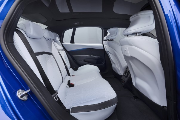 BMW i3 onthuld met 900 km WLTP en 400 kW snelladen