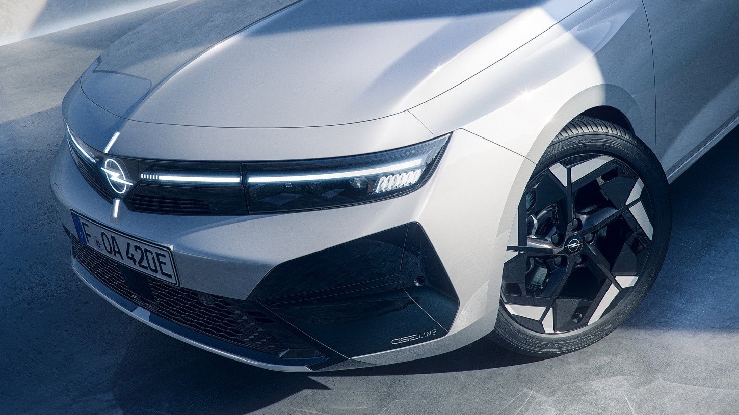 De bestaande Opel Astra krijgt een GSE Line. Later volgt een elektrische topversie met de bekende 280 pk sterke Stellantis-aandrijving.