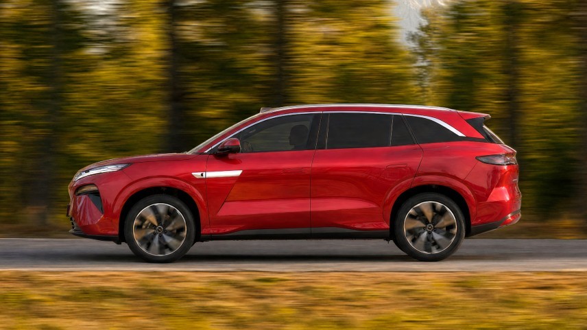De BYD Atto 8 komt begin 2027 naar Nederland, met zeven zitplaatsen, een accu van 115 kWh en tot 653 kilometer WLTP. Ook Flash Charging is aan boord.