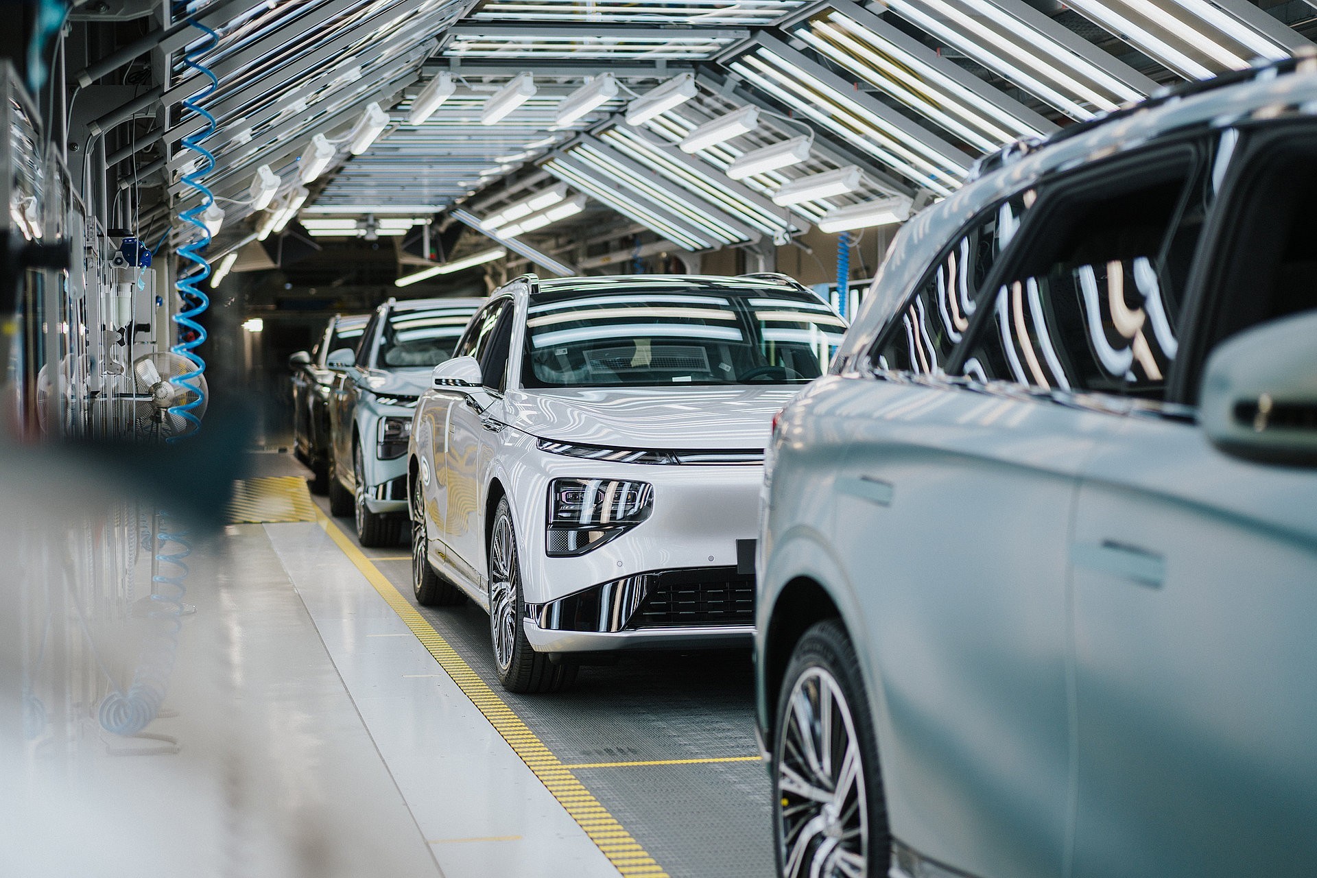 Xpeng laat G6 en G9 in Europa bouwen door Magna