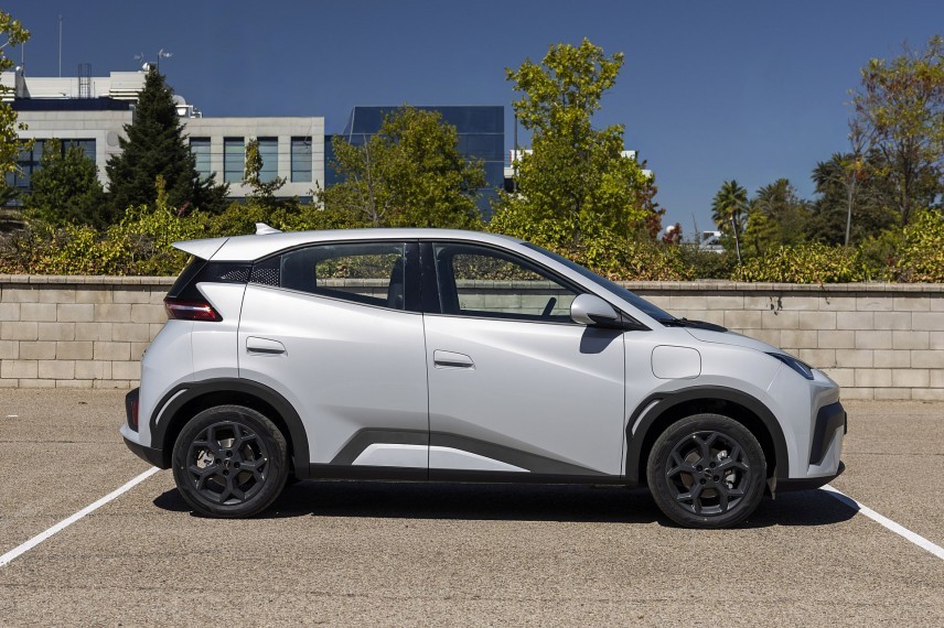 De BYD Dolphin Surf krijgt een vijfzitsversie, grotere schermen en meer comfort. De vernieuwde elektrische hatchback is te zien op de Autosalon van Parijs.