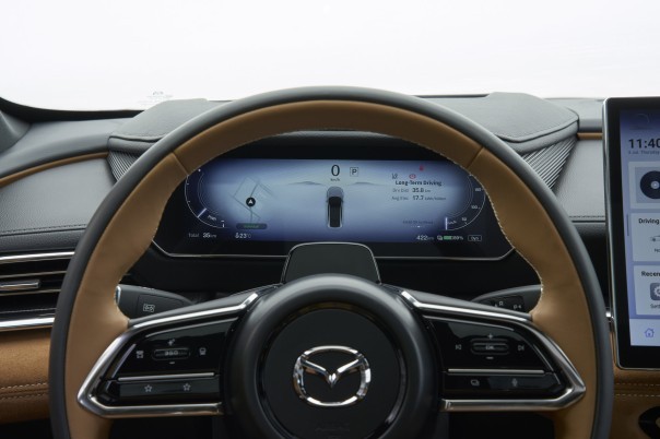 Mazda geeft de Mazda6e één 78 kWh-LFP-accu met 560 km WLTP en 200 kW snelladen. Ook daalt de vanafprijs voor modeljaar 2027 naar € 40.990.