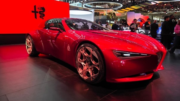 De Alfa Romeo Cuorerosso heeft de verhoudingen van een sportieve coupé: een lange motorkap, een laag dak en een brede carrosserie. Toch kondigt Alfa Romeo hiermee geen nieuw productiemodel aan. De conceptauto laat vooral zien hoe toekomstige modellen van