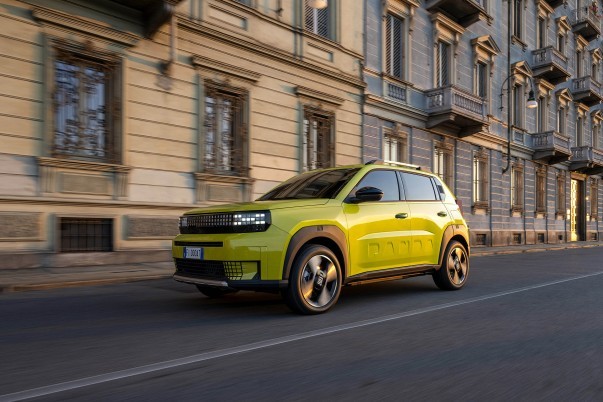 De Fiat Grande Panda Electric krijgt een 54 kWh-accu en 400 kilometer WLTP-actieradius. De nieuwe vanafprijs van € 27.499 vraagt om een nadere vergelijking.