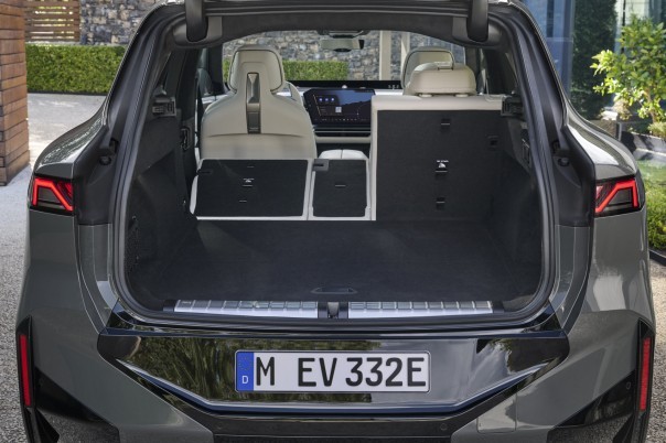BMW presenteert de eerste volledig elektrische X5. De iX5 60 xDrive krijgt 141 kWh netto accucapaciteit, tot 845 km WLTP en 460 kW snelladen