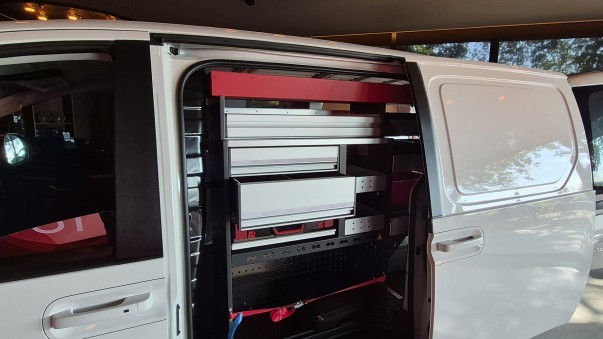 De Hyundai Staria Electric Cargo combineert 800 volt en 450 km WLTP met een oudere basis. Tijdens onze eerste rit blijkt hij vooral opvallend onopvallend.