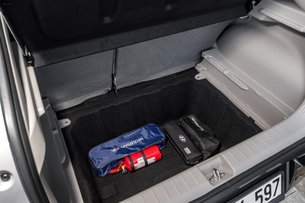 De Hyundai Ioniq 3 staat nu bij de dealer. Bekijk alle prijzen, uitvoeringen en laadgegevens, en waarom juist de goedkopere versies interessant zijn.