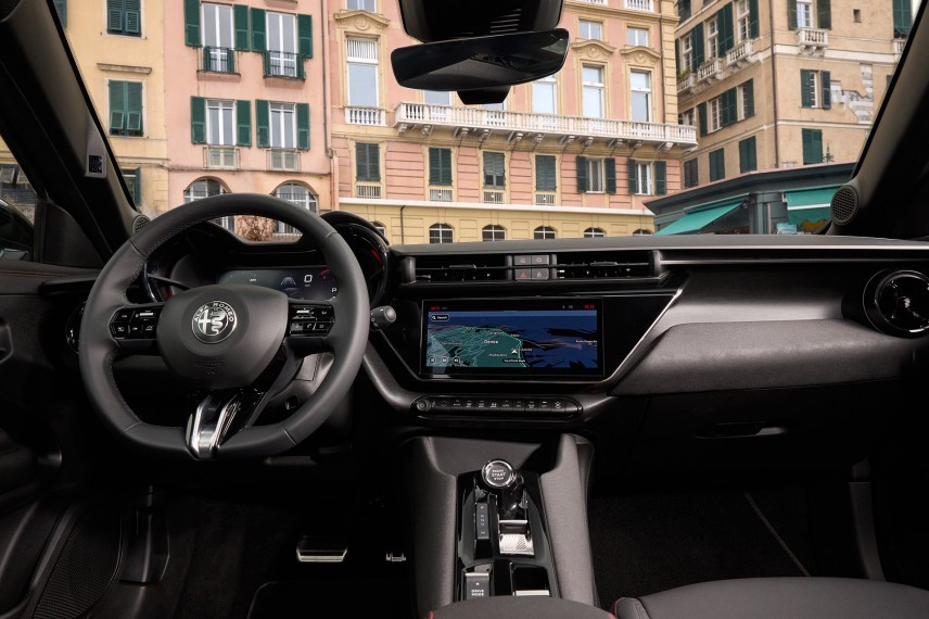 Alfa Romeo vernieuwt het interieur van de Junior met zachtere materialen, nieuwe bekleding en meer uitrusting. Dit verandert er aan de Elettrica en Veloce.