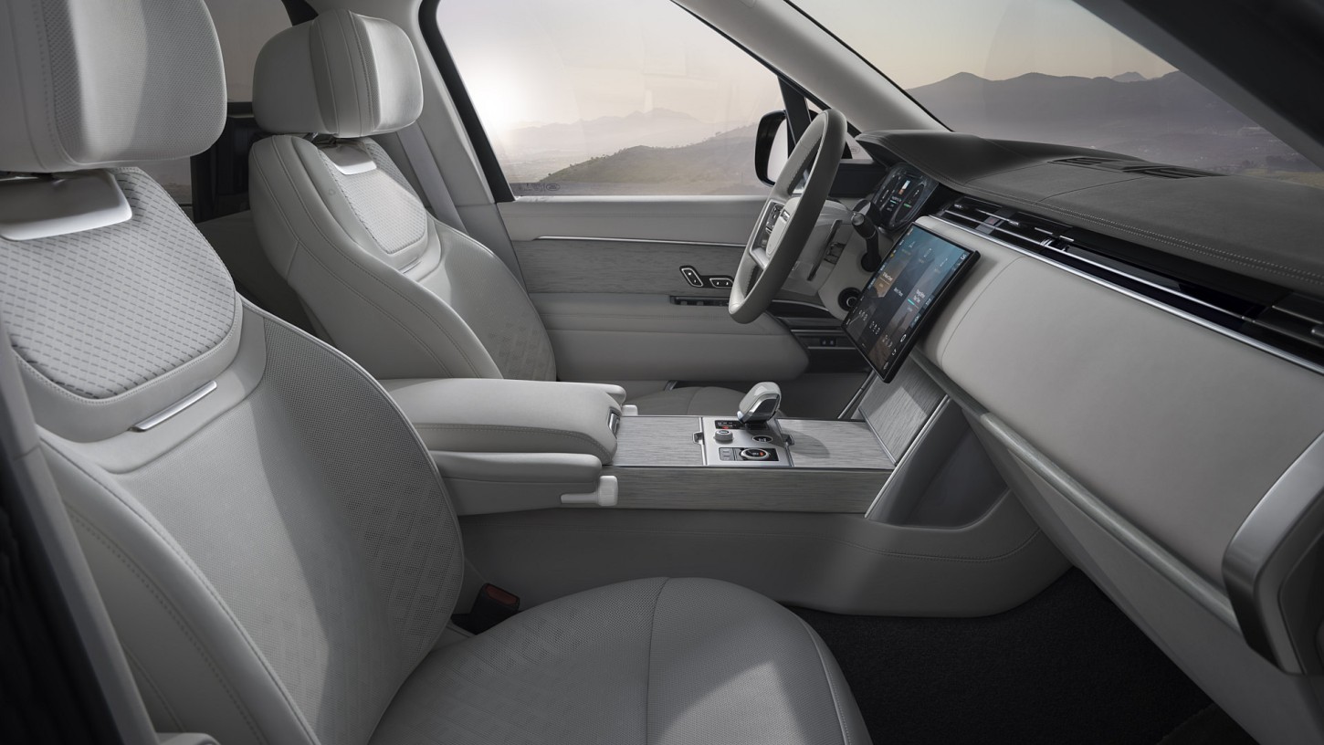 De Range Rover Electric kost van € 166.027 tot € 332.304. We vergelijken de EV450 en EV550, de luxe-uitvoeringen en de bijzondere accutechniek.