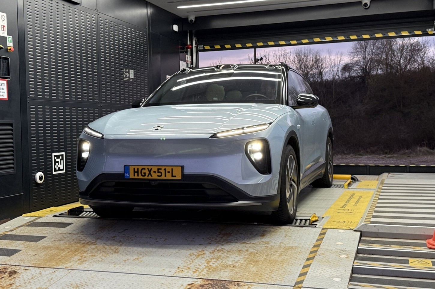 Geely neemt 30 procent van Nio Power en wil auto's voor het accuwisselnetwerk ontwikkelen. Tegelijk investeert het concern in ultrasnel laden.