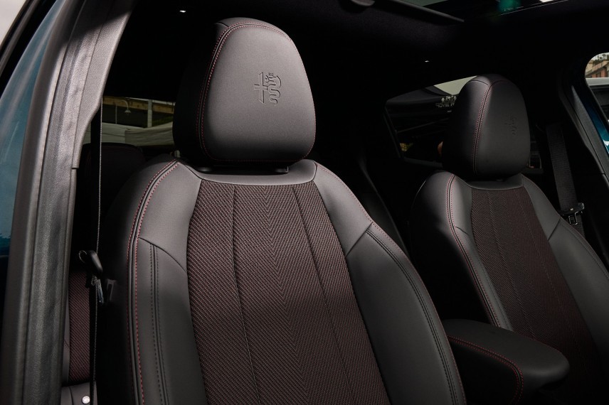 Alfa Romeo vernieuwt het interieur van de Junior met zachtere materialen, nieuwe bekleding en meer uitrusting. Dit verandert er aan de Elettrica en Veloce.