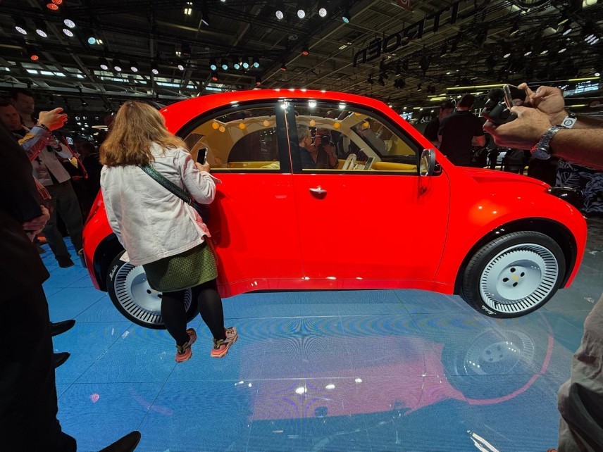 Citroën toont de elektrische 2CV Concept: 3,76 meter lang, met circa 1.000 kilo als streefgewicht. De productieversie moet uiterlijk in 2028 volgen.