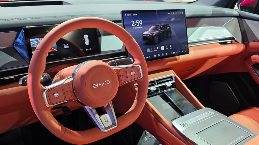De BYD Atto 8 komt begin 2027 naar Nederland, met zeven zitplaatsen, een accu van 115 kWh en tot 653 kilometer WLTP. Ook Flash Charging is aan boord.