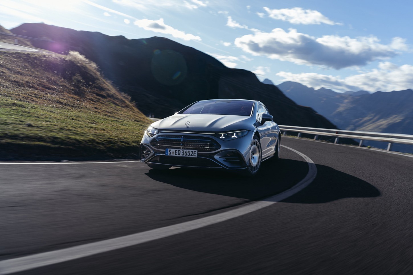 Mercedes-Benz maakt steer-by-wire nu bestelbaar voor de EQS. De mechanische stuurverbinding vervalt en in Duitsland kost de optie € 2.975.