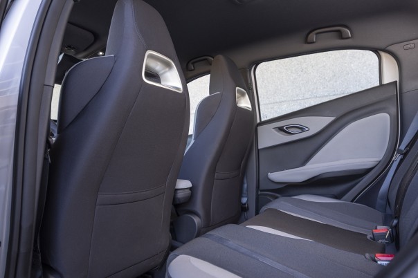 De BYD Dolphin Surf krijgt een vijfzitsversie, grotere schermen en meer comfort. De vernieuwde elektrische hatchback is te zien op de Autosalon van Parijs.