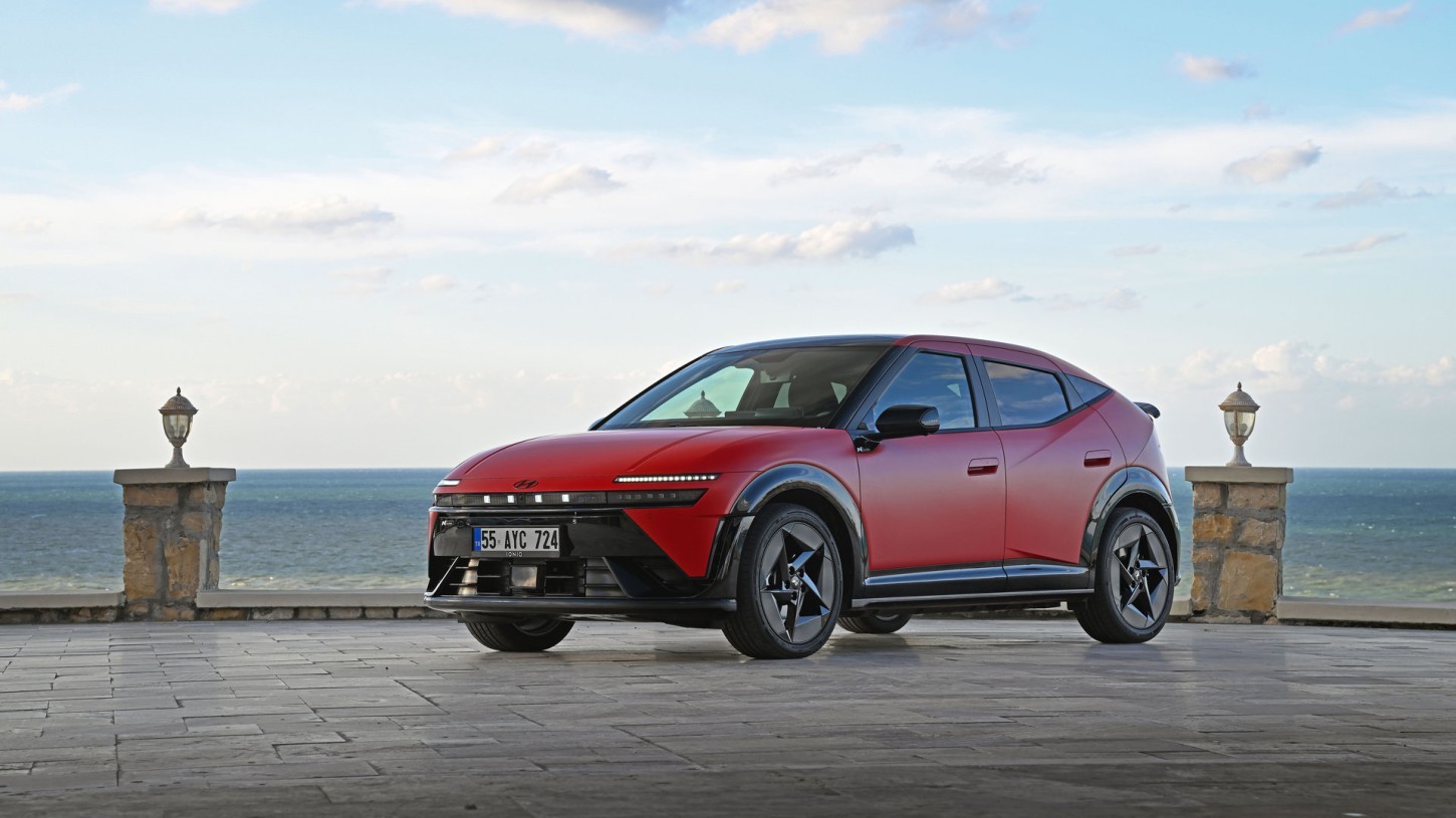 De Hyundai Ioniq 3 staat nu bij de dealer. Bekijk alle prijzen, uitvoeringen en laadgegevens, en waarom juist de goedkopere versies interessant zijn.