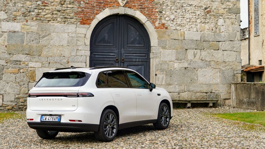 Leapmotor verhoogt voor modeljaar 2027 het laadvermogen van de C10 Pro van 84 naar 120 kW. De AWD krijgt minder vermogen, maar meer actieradius.
